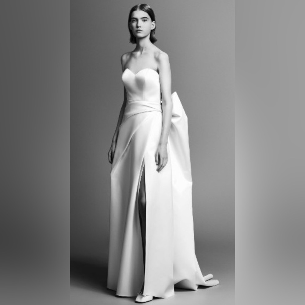 Never worn wedding dress for sale!!!!